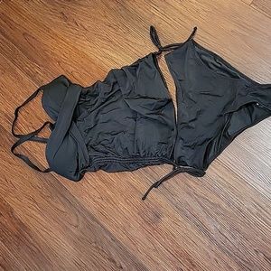 L Black tankini. Twist at bust. Rousing at the sides. Very flattering. NWOT